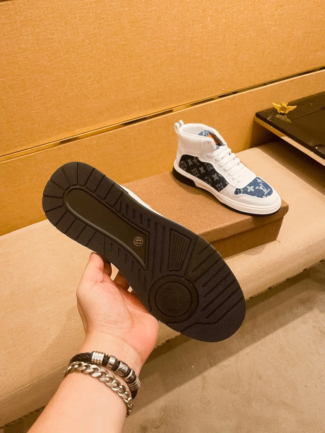 Men's shoes 💰 440💰【 LV 】🔥 Louis Vuitton, high-end men's shoes brand, official website 1:1 latest masterpiece: the upper is made of first-layer cowhide imported from Italy with a comfortable and breathable lining➕original non-slip and wear-resistant outsole🔥, making walking more convenient and comfortable! An exclusive new model, a stunning work, a beautiful 1:1 replica [color] compared to the official quality! Create a fashionable personality to set off your uniqueness! A must-have for trendy men! Classic🔥Size: 38-44 Color: 🔥Multiple colors available🔥
